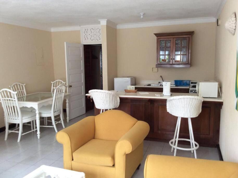 Lush Tropical Apartment Located In A 4-Star Resort Runaway Bay Buitenkant foto