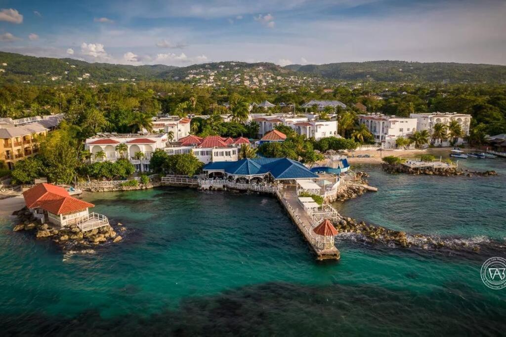 Lush Tropical Apartment Located In A 4-Star Resort Runaway Bay Buitenkant foto